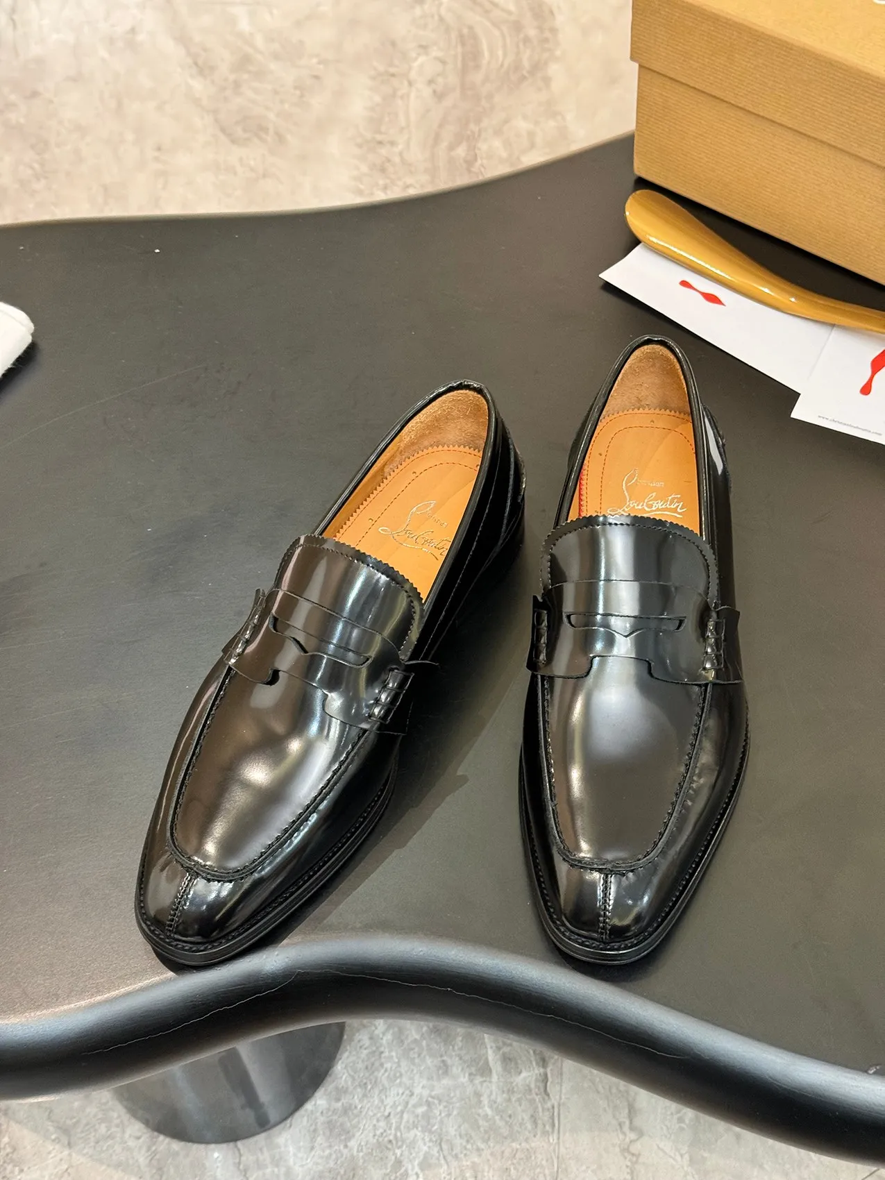 Batch 1080 yuan 💰CL～High-end men’s 👔casual loafers with red soles! ••🆑Genuine and top-quality goods from original orders ••✅💯 Purchase goods from top-quality original orders! Original imported patterned cowhide➕Imported cowhide lining➕Cowhide feet➕Original leather outsole~Size: 39-44 (38, 45.46.47 can be customized)